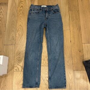 Abercrombie The Straight Mid Rise Jeans Size 25S Medium Blue